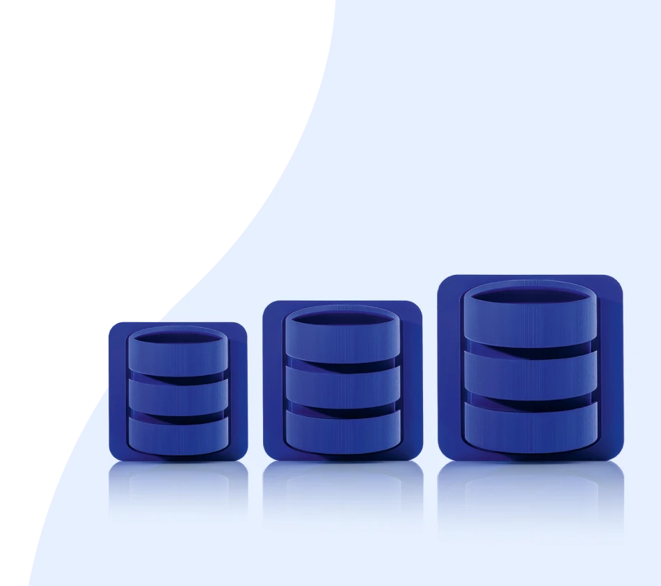 Trois icônes bleues de la base de données sont disposées côte à côte sur un fond bleu clair. Chaque symbole présente une forme cylindrique représentant une base de données, encadrée par un cadre carré. Les symboles augmentent en taille de gauche à droite et symbolisent les trois éditions de crossbase. Les formes se reflètent légèrement sur la surface brillante en dessous d'elles.